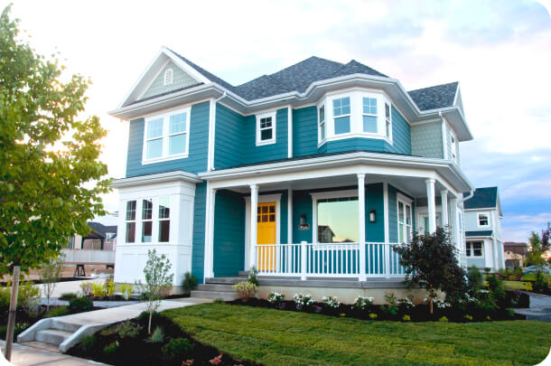 casa-albastru-deschis Casa cu exterior albastru si linii arhitecturale moderne