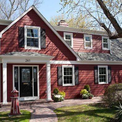 casa-negru-cu-rosu Casa cu fatada rosie cu ferestre albe