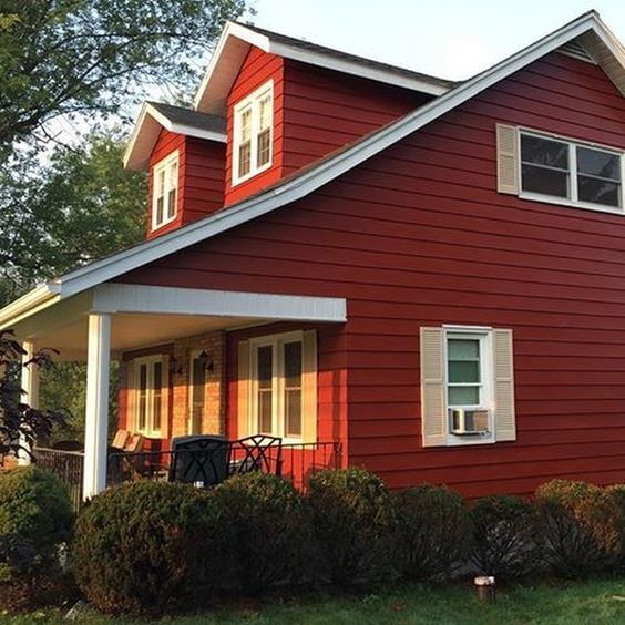 casa-rosie-cu-accente-de-alb Casa cu pereti exteriori rosii si accente subtile de alb