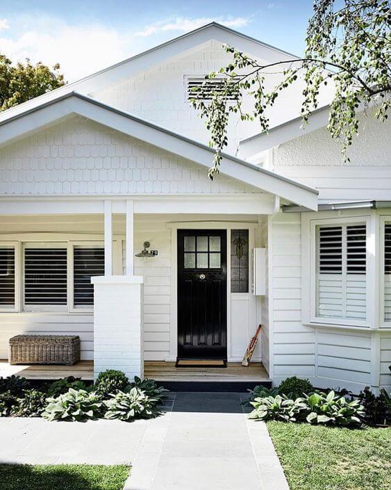 fatada-exterioara-alba-la-casa Casa cu fatada alba si usa de intrare neagra