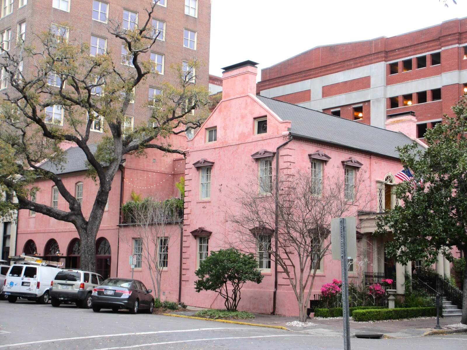 fatada-roz-casa Casa cu fatada roz si acoperis gri