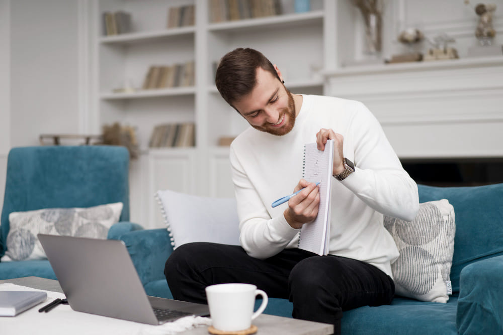 Barbat care calculeaza suprafara necesara pentru parchet